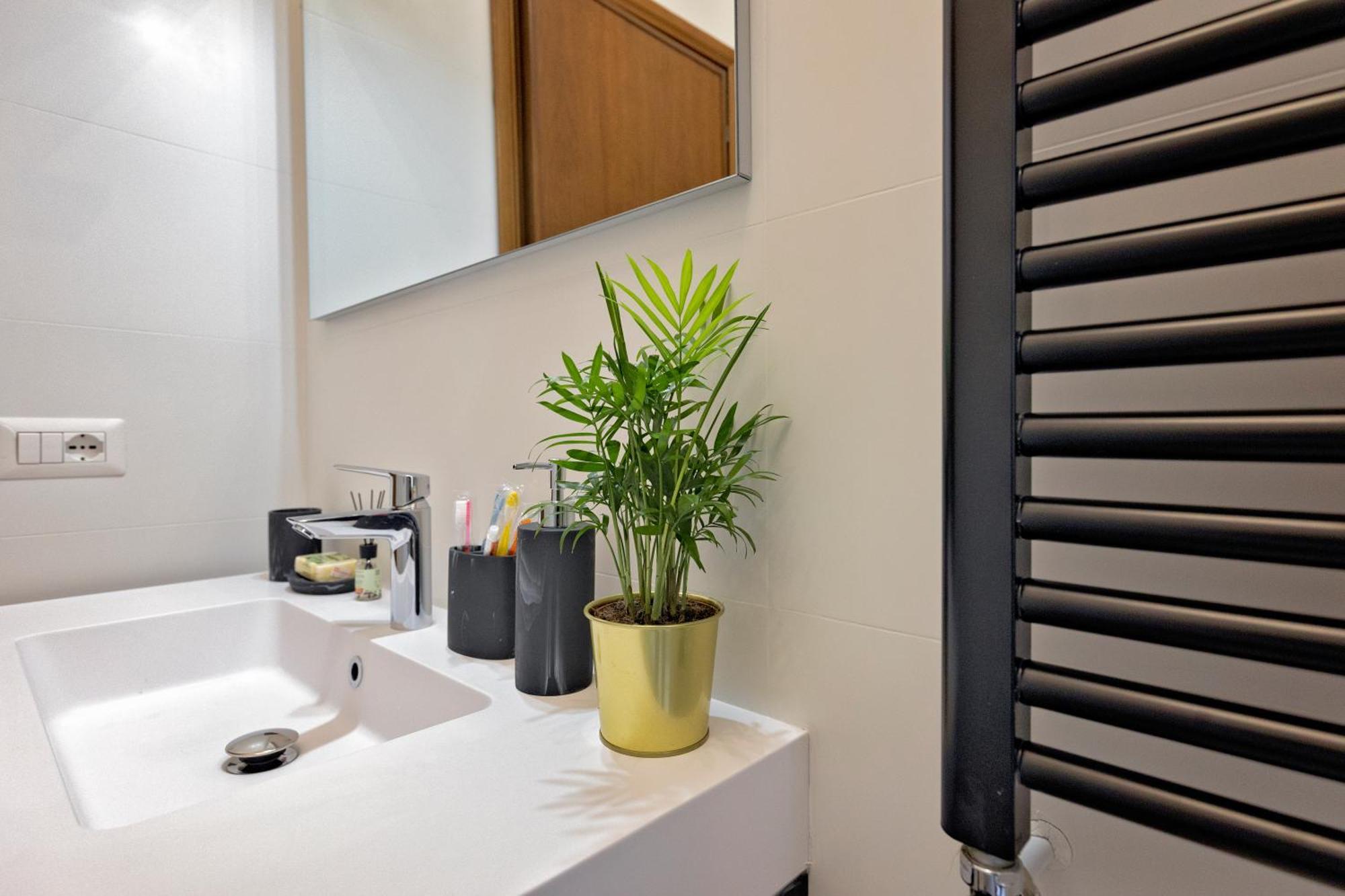 Ferienhaus 2Br Flat By Metro - 6Min To Colosseo - Full Kitchen - Wi-Fi - A-C *
